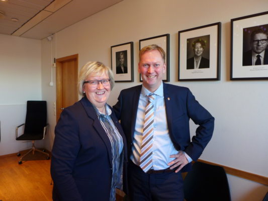 EØS- og EU-minister Elisabeth Vik Aspaker og byrådsleder i Bergen Harald Schjelderup. Foto: Vest-Norges Brusselkontor.